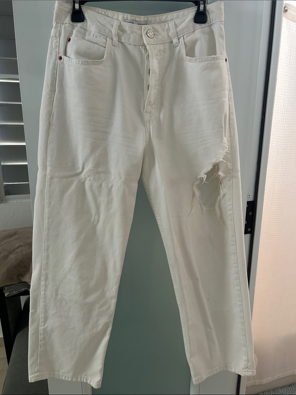 Zara White Distressed Ankle Crop Jeans